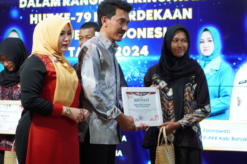 D:\2024\Agustus 2024\19 Agustus 2024\5\hal 5\Bupati Banjar H Saidi Mansyur didampingi isteri.jpg