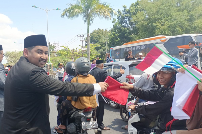 D:\2024\Agustus 2024\19 Agustus 2024\5\hal 5\Ketua DPRD Banjarbaru Fadliansyah menyerahkan bendera merah putih.jpg