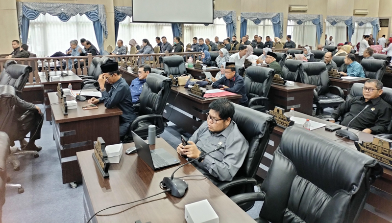 D:\2024\Agustus 2024\2 Agustus 2024\5\New Folder\PARA anggota dewan saat mengikuti menyampaikan RPJPD Banjarmasin rapat Paripurna Tingkat II Perihal Peraturan Bersama Penetapan Perda Kota Banjarmasin.jpg