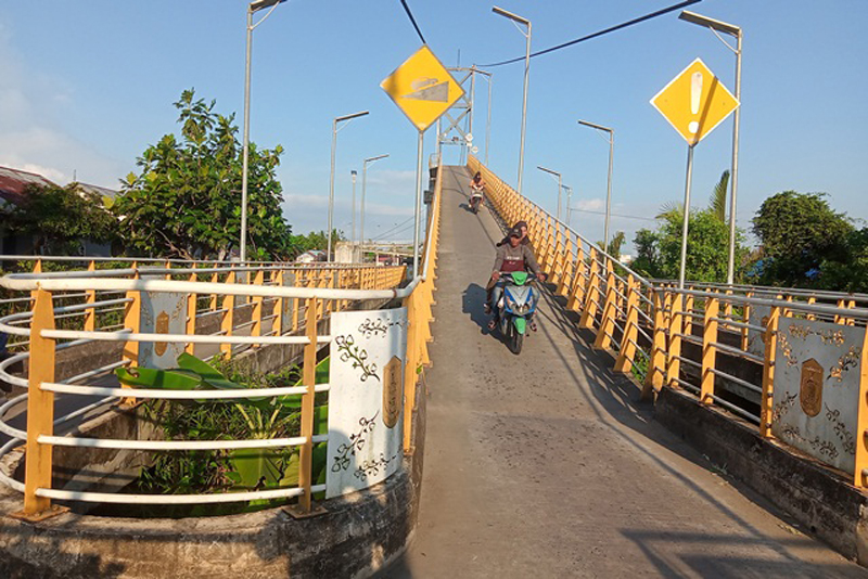 D:\2024\Agustus 2024\2 Agustus 2024\5\New Folder\Turunan Jembatan Bromo yang curam, dianggap dapat membahayakan.jpg
