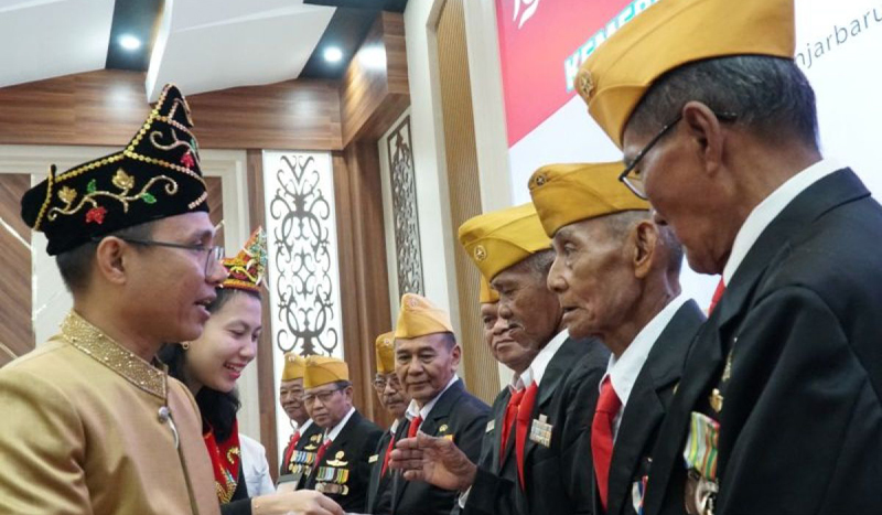 D:\2024\Agustus 2024\21 Agustus 2024\5\hal 5\hal 5\hal 5\General Manager PLN UID Kalselteng Ahmad Syauki (kiri) saat memberikan.jpg