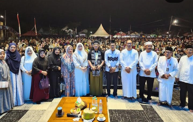 D:\2024\Agustus 2024\23 Agustus 2024\5\hal 5\hal 5\hal 5\hal 5\Gus Miftah diapit Bakal Calon Wali Kota Banjarbaru Hj Erna Lisa Halaby.jpg