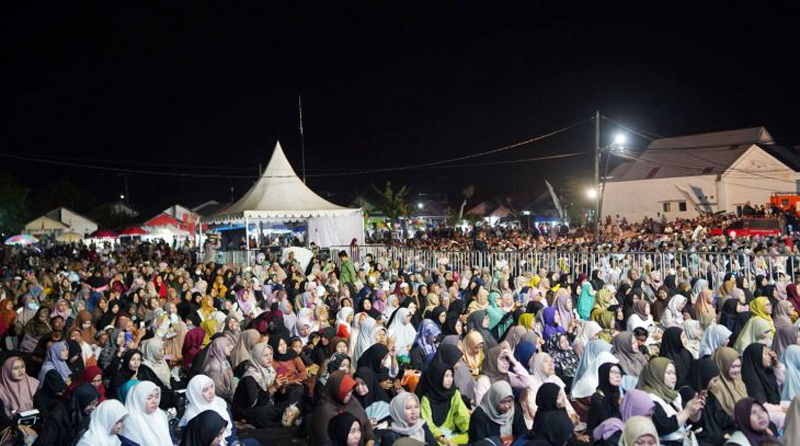 D:\2024\Agustus 2024\23 Agustus 2024\5\hal 5\Warga padati acara tablig akbar Yayasan Abdul Azis Halaby bersama Gus Miftah.jpg