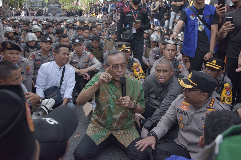 D:\2024\Agustus 2024\26 Agustus 2024\2\2\Suripno Temui Massa Aksi Demo.jpg