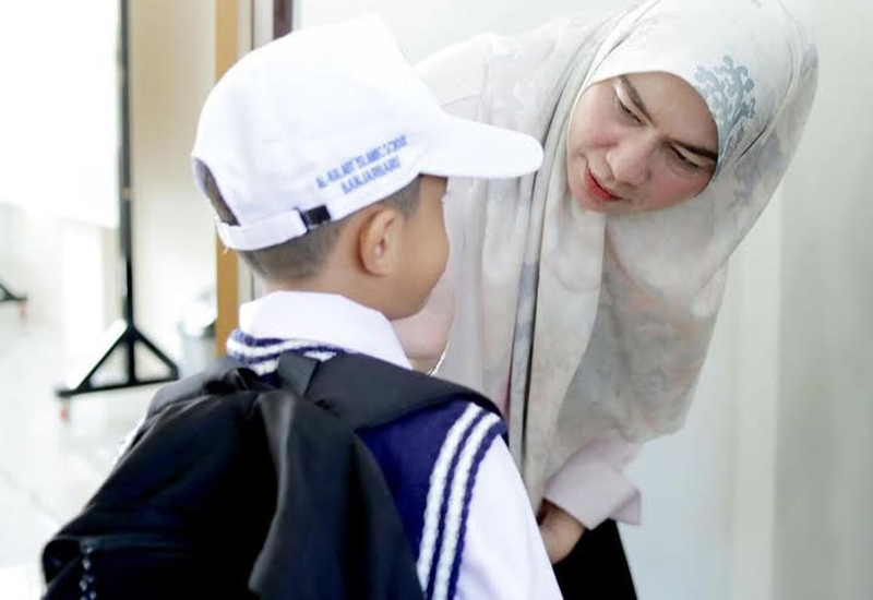 D:\2024\Agustus 2024\26 Agustus 2024\5\hal 5\Bakal Calon Walikota Banjarbaru Hj Erna Lisa Halaby berbincang-bincang.jpg
