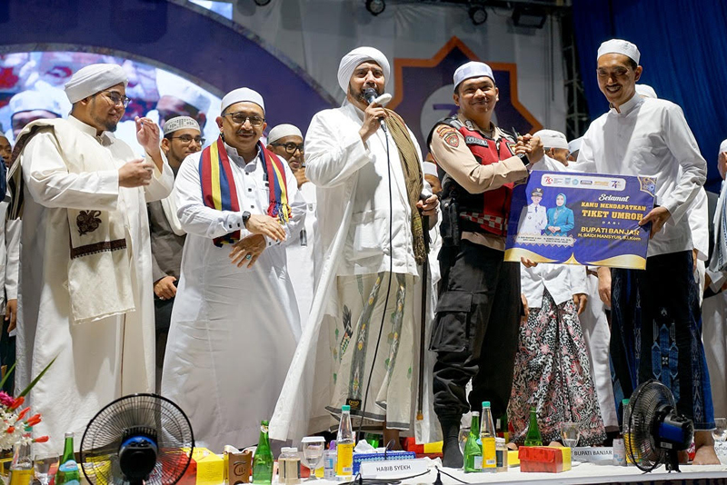 D:\2024\Agustus 2024\28 Agustus 2024\5\hal 5\Bupati Banjar H Saidi Mansyur menyerahkan hadiah umrah kepada Anggota Polres.jpg