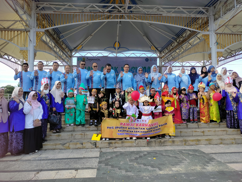 D:\2024\Agustus 2024\5 Agustus 2024\5\Para anak di Banjarmasin mengikti karnaval baju daerah untuk HAN ke 40.jpg