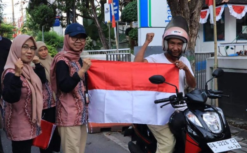 D:\2024\Agustus 2024\5 Agustus 2024\5\Pembagian bendera secara gratis oleh Diskominfotik.jpg