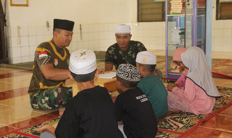 D:\2024\Agustus 2024\6 Agustus 2024\2\Satgas TMMD Ajarkan Anak-anak Mengaji.jpg