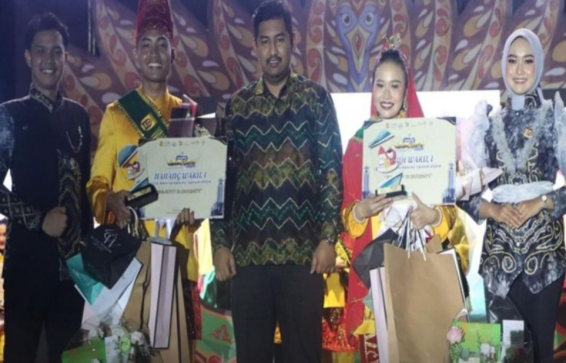 D:\2024\Agustus 2024\6 Agustus 2024\5\hal 5\Ketua DPRD Banjarbaru Fadliansyah (tengah) foto bersama dengan Nanang Rio dan Galuh Dinda.jpg