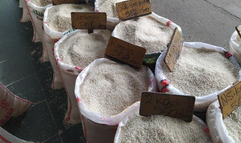 D:\2024\Agustus 2024\6 Agustus 2024\7\Halman ekonomi (06 Agt )\harga-beras-hari-ini-senin-852023-di-pasar-induk-beras-cipinang-pibc-jakarta-timur-terpantau-masih-stabil-tinggi-yaitu-rp-1050_169 (1).jpg