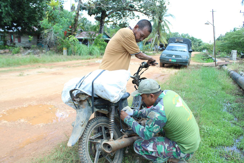 D:\2024\Agustus 2024\7 Agustus 2024\2\Satgas TMMD Bantu Motor Warga yang Mogok.jpg