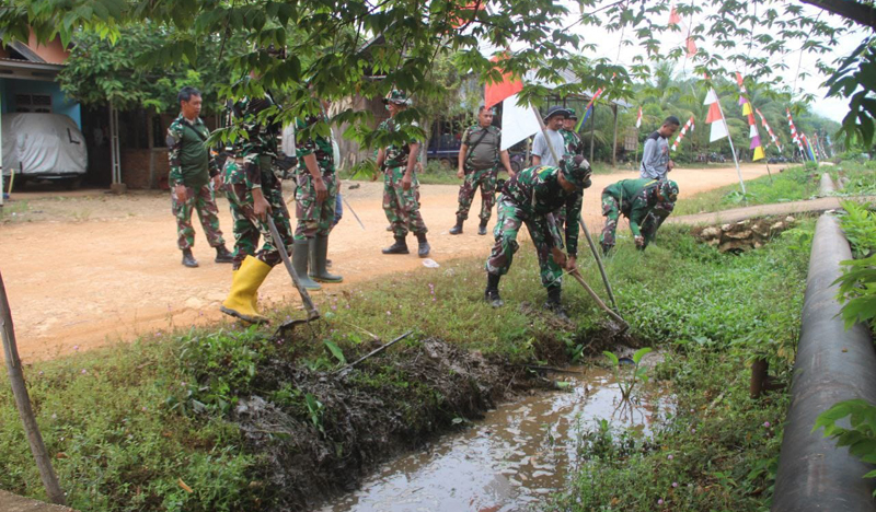 D:\2024\Agustus 2024\8 Agustus 2024\2\2a\Satgas TMMD Bersihkan Selokan Bersama Warga.jpg