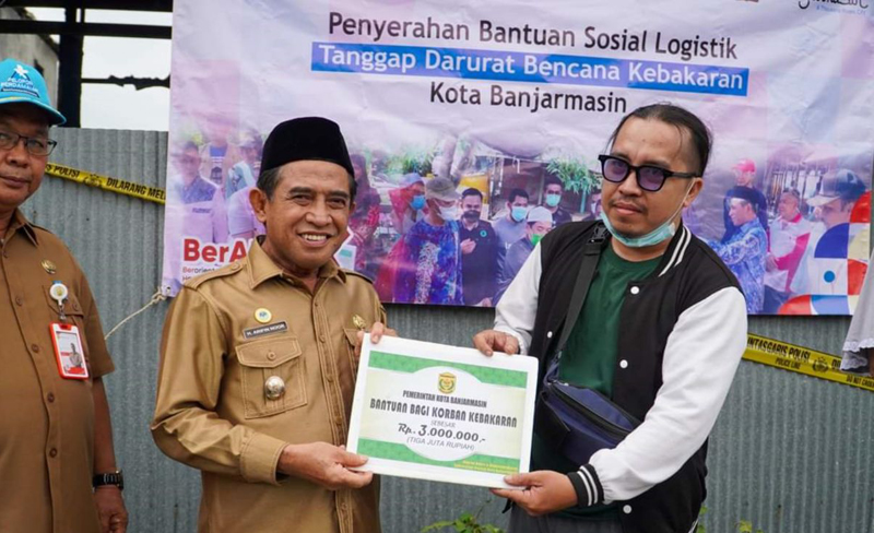 D:\2024\Agustus 2024\8 Agustus 2024\5\hal 5\Wakil Walikota Arifin Nor serahkan bantuan korban kebakaran.jpg