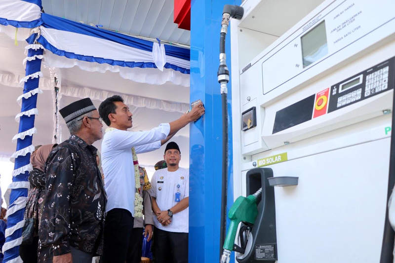 D:\2024\September 2024\23 September 2024\5\hal 5\Bupati Banjar H Saidi Mansyur menempelkan stiker.jpg
