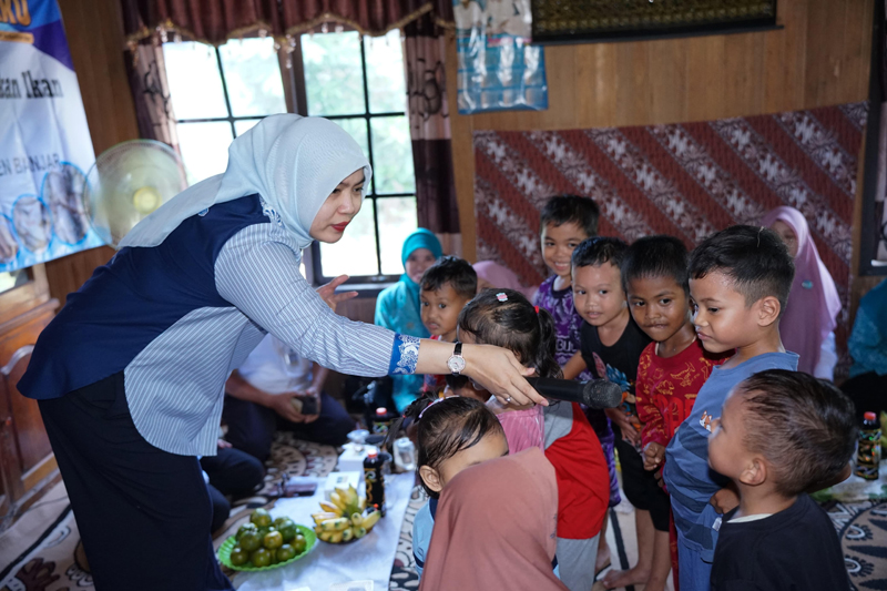 D:\2024\September 2024\23 September 2024\5\hal 5\Ketua TP PKK Kabupaten Banjar Hj Nurgita Tiyas bercengkerama.jpg