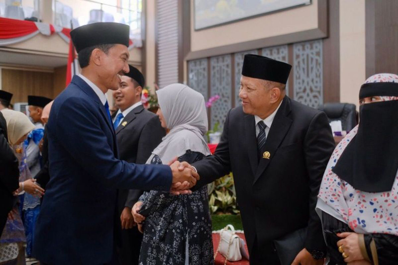 D:\2024\September 2024\6 September 2024\5\hal 5\hal 5\Bupati Banjar Saidi Mansyur (kiri) mengucapkan selamat kepada salah satu anggota DPRD.jpg