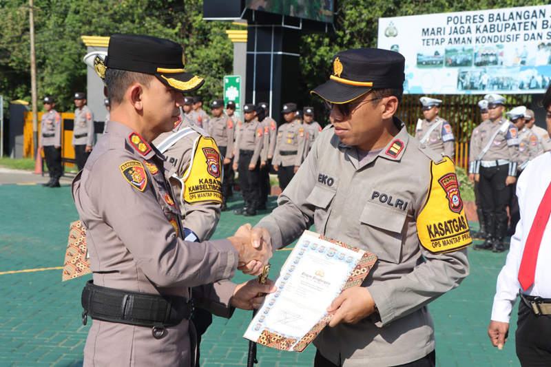 D:\2024\Oktober 2024\8 Oktober 2024\2\Polres Balangan Beri Personel Penghargaan.jpg