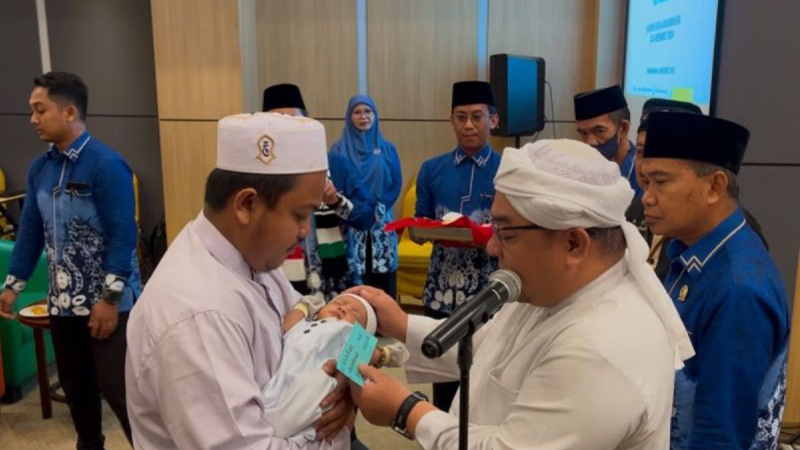 D:\2024\Desember 2024\12 Desember 2024\5\hal 5\SEORANG ulama saat melaksanakan tasmiyah anak pada acara gelar.jpg