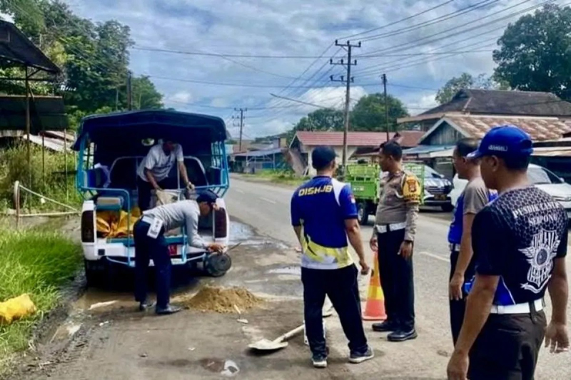 D:\2024\Desember 2024\24 Desember 2024\2\Dishub Tapin Perbaiki Jalan Jelang Haul Sekumpul.jpg
