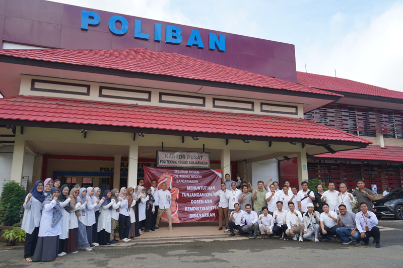 D:\2025\Januari 2025\16 Januari 2025\5\hal 5\PARA doseln Poliban menggelar aksi tuntut tukin.JPG