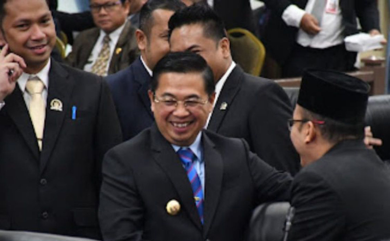 D:\2025\Januari 2025\16 Januari 2025\5\hal 5\Wali Kota Banjarmasin H Ibnu Sina tegur sapa akrab dengan para anggota dewan.jpg