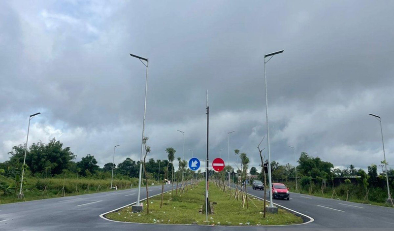 D:\2025\Januari 2025\17 Januari 2025\5\hal 5\Kendaraan roda empat melintasi Jalan Poros Utama Bandara Syamsudin Noor.jpg