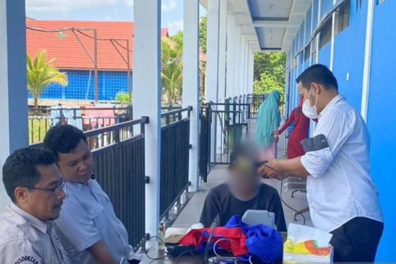 D:\2025\Januari 2025\17 Januari 2025\5\hal 5\Tenaga kesehatan saat bertugas mengecek kesehatan penghuni Rumah Singgah Baiman.jpg