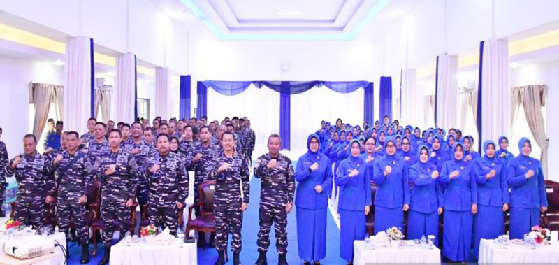 D:\2025\Januari 2025\22 Januari 2025\5\Pangkoarmada Il Laksda TNI Ariantyo Condrowibowo bersama seluruh.jpg