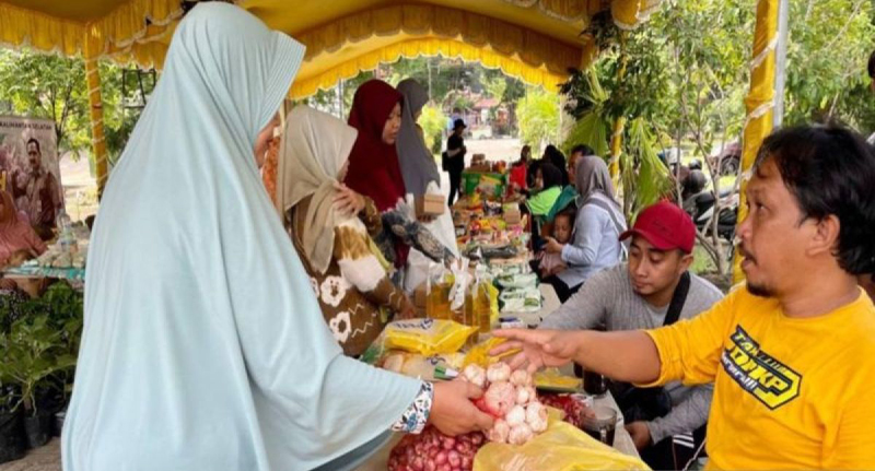 D:\2025\Januari 2025\22 Januari 2025\5\Seorang konsumen membeli kebutuhan pokok saat Gerakan Pangan.jpg