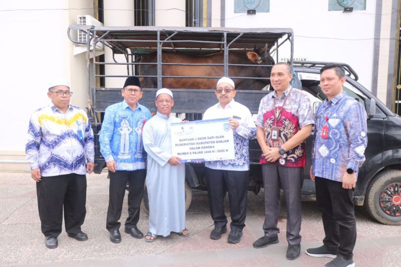 D:\2025\Januari 2025\3 Januari 2025\5\hal 5\Wakil Bupati Banjar Said Idrus Al Habsyi (tiga dari kanan) serahkan bantuan.jpg