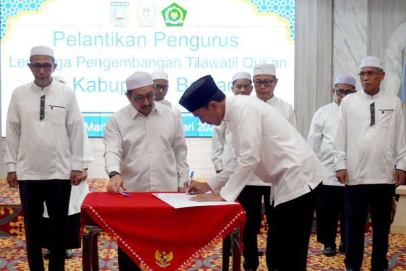 D:\2025\Januari 2025\30Januari 2025\5\Hal 5\Bupati Banjar Saidi Mansyur menandatangani berita acara pengukuhan.jpg
