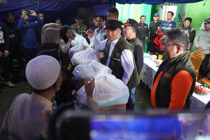 D:\2025\Januari 2025\30Januari 2025\5\Hal 5\Gubernur Kalimantan Selatan H Muhidin (tengah) didampingi Sekda Banjar HM Hilman.jpg