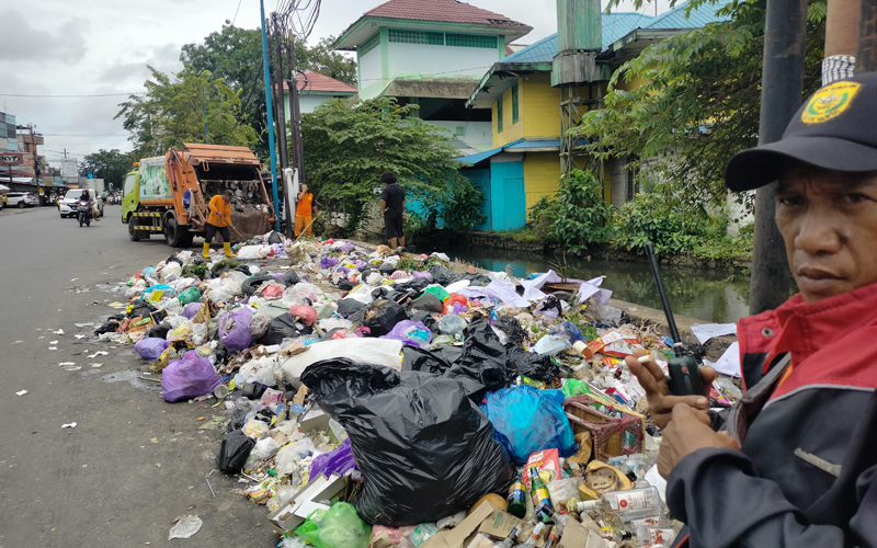 D:\2025\Januari 2025\31 Januari 2025\5\Hal 5\Tumpukan sampah di eks TPS kuripan.jpg
