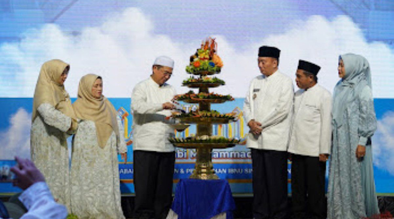 D:\2025\Januari 2025\6 Januari 2025\5\hal 5\Gubernur Kalsel H Muhidin saat menyaksikan pemotongan nasi Astakona.jpg