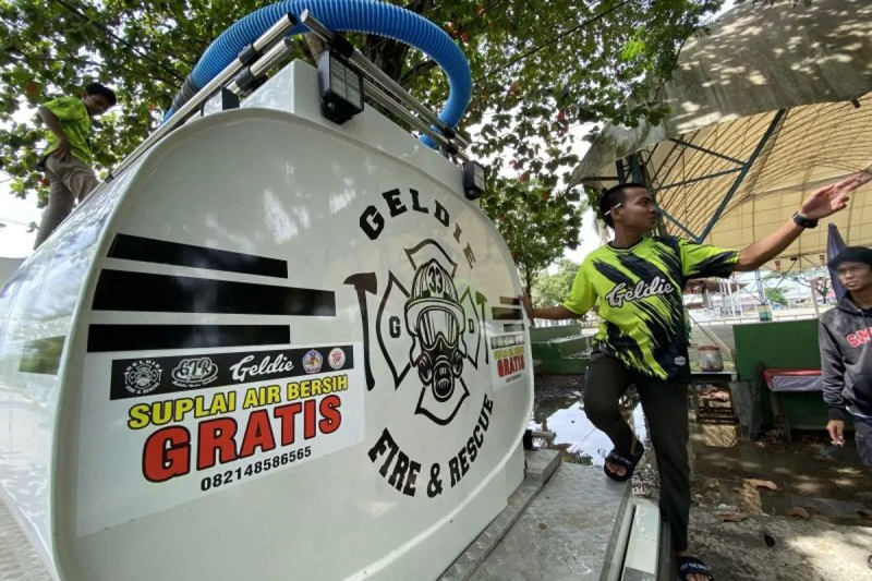 D:\2025\Januari 2025\7 Januari 2025\2\Relawan Salurkan Air Bersih Gratis untuk Jamaah.jpg
