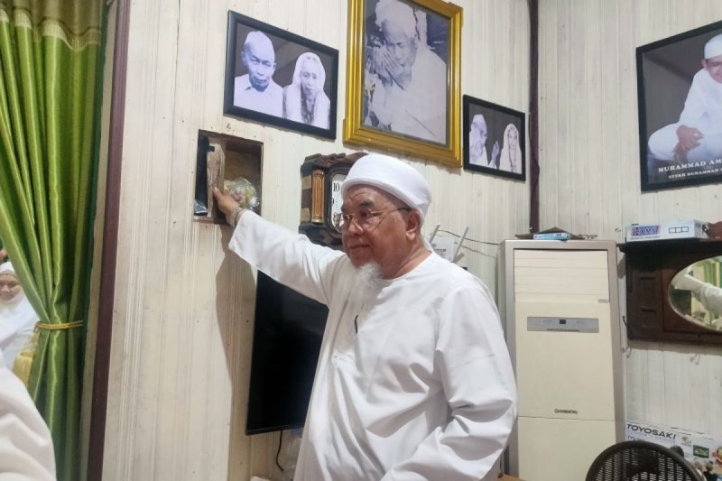 D:\2025\Januari 2025\7 Januari 2025\5\hal 5\Pimpinan Majelis Ta'lim dari Johor Malaysia Syekh Muhammad Saleh bin.jpg