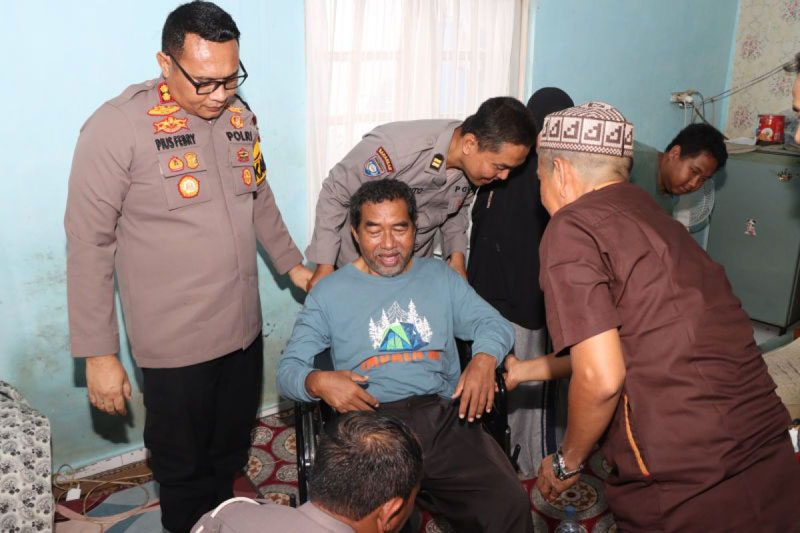 D:\2025\Februari 2025\13 Februari 2025\5\Hal 5\Kapolres Banjarbaru AKBP Pius X Febry Aceng Loda menyerahkan kursi roda.jpg