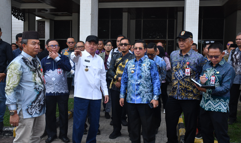 D:\2025\Februari 2025\14 Februari 2025\5\hal 5\Gubernur H. Muhidin dan Walikota Ibnu Sina usai rapat pasar wadai ramadan 2025.jpg