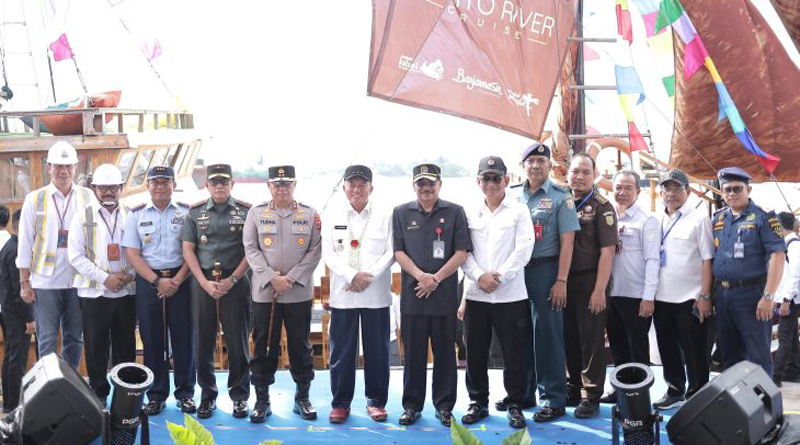 D:\2025\Februari 2025\14 Februari 2025\5\hal 5\Ketua DPRD Kalsel H Supian HK (baju hitam) saat menghadiri peluncuran Kapal Wisata.jpg