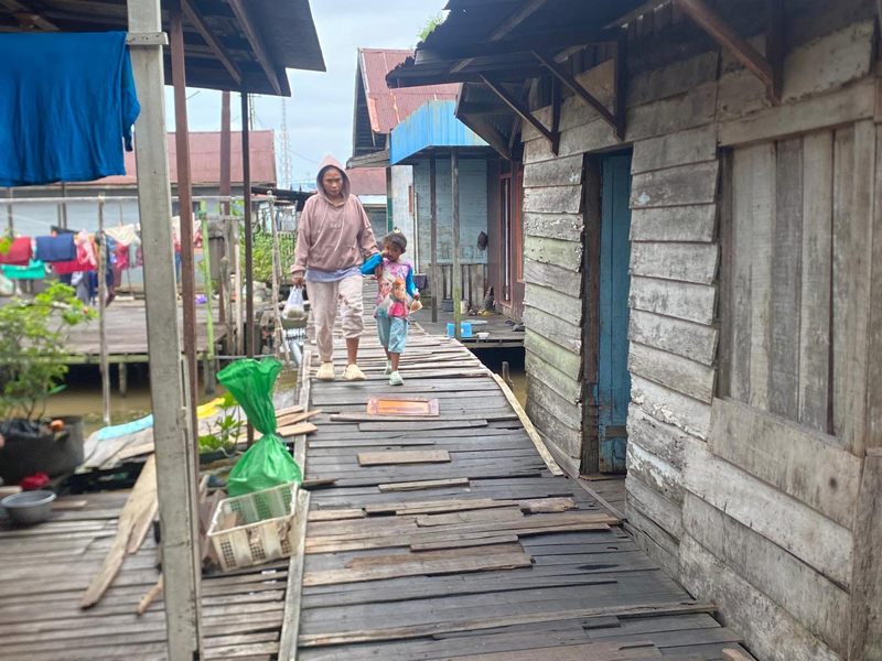 D:\2025\Februari 2025\18 Februari 2025\5\Warga setempat melintas di atas titian murung selong.jpg