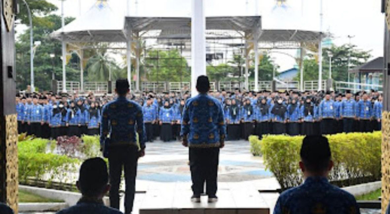 D:\2025\Februari 2025\19 Februari 2025\5\hal 5\Wali Kota Banjarmasin H Ibnu Sina saat memimpin apel Korpri yang terakhir.jpg