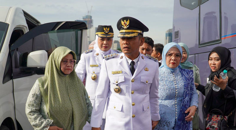 D:\2025\Februari 2025\21 Februari 2025\5\Wali Kota Banjarmasin H Muhammad Yamin diapit ibu dan istri.jpg