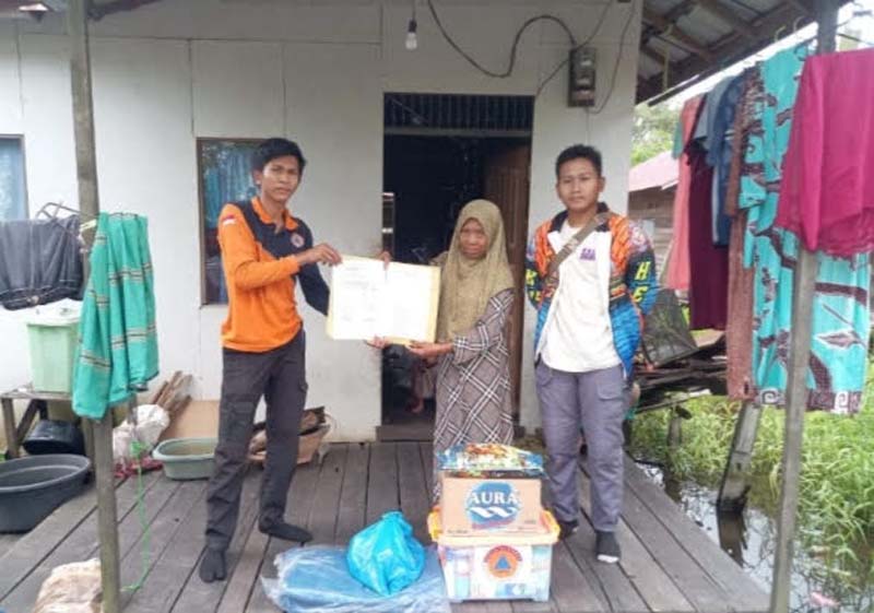 D:\2025\Februari 2025\28 Februari 2025\5\Petugas BPBD Banjar menyerahkan bantuan.jpg