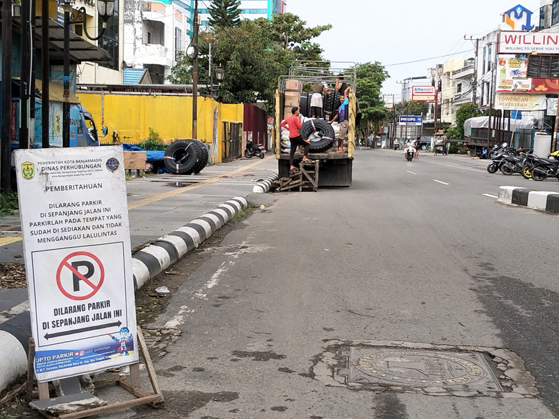 D:\2025\Februari 2025\3 Februari 2025\5\Hal 5\AKTIVITAS bongkar muat.jpg