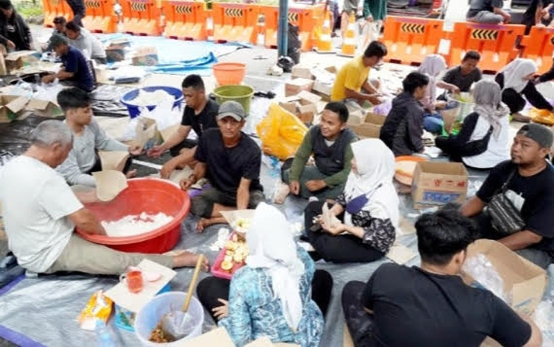 D:\2025\Februari 2025\3 Februari 2025\5\Hal 5\Para relawan menyiapkan nasi bungkus di dapur umum.jpg