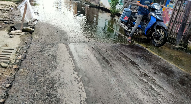 D:\2025\Februari 2025\5 Februari 2025\5\Hal 5\Lubang di Jalan Darmawangsa Komplek Beruntung Jaya Banjarmasin Kelurahan Pemurus Dalam.jpg