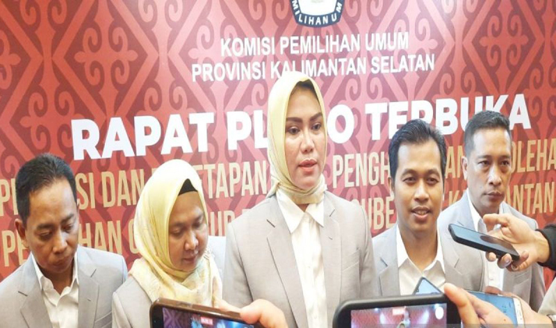 D:\2025\Maret 2025\10 Maret 2025\5\hal 5\Ketua KPU Kalsel Andi Tenri Sompa bersama para komisioner KPU Kalsel..jpg
