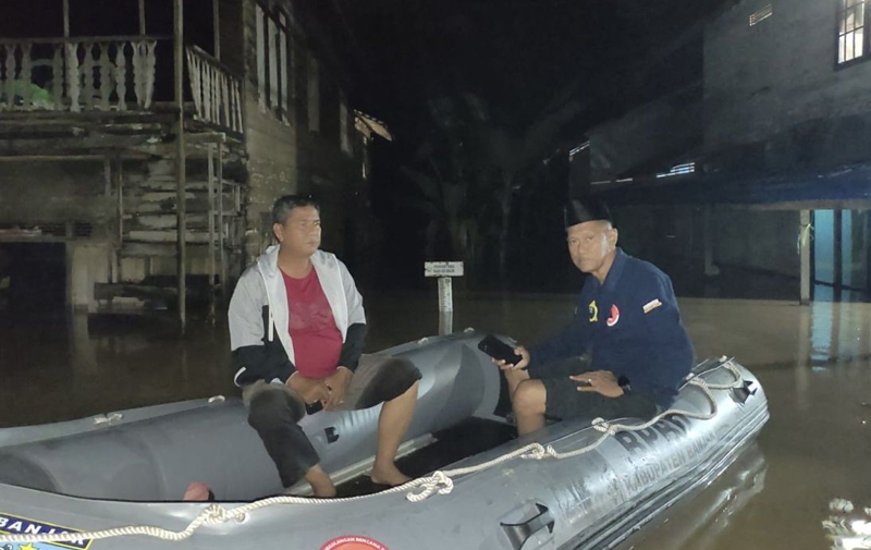 D:\2025\Maret 2025\10 Maret 2025\5\hal 5\Petugas menggunakan perahu karet memantau debit air yang mencapai 1,7 meter.jpg