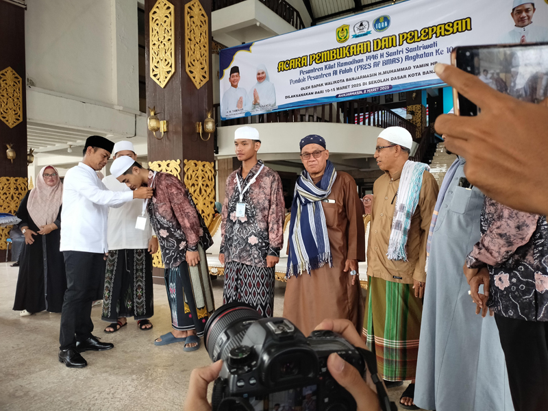 D:\2025\Maret 2025\10 Maret 2025\5\hal 5\Walikota Yamin melepas ratusan santri Al Falah.jpg